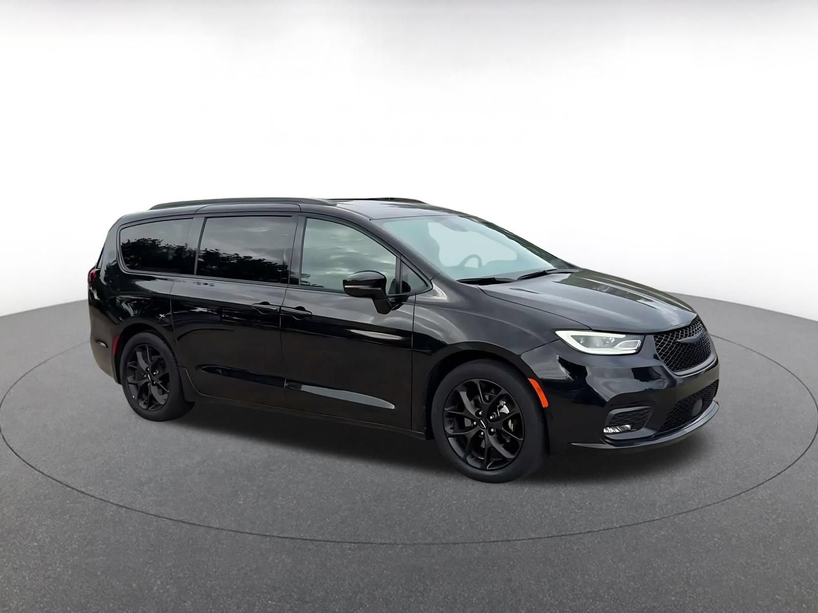 Used 2025 Chrysler Pacifica Limited FWD image 2