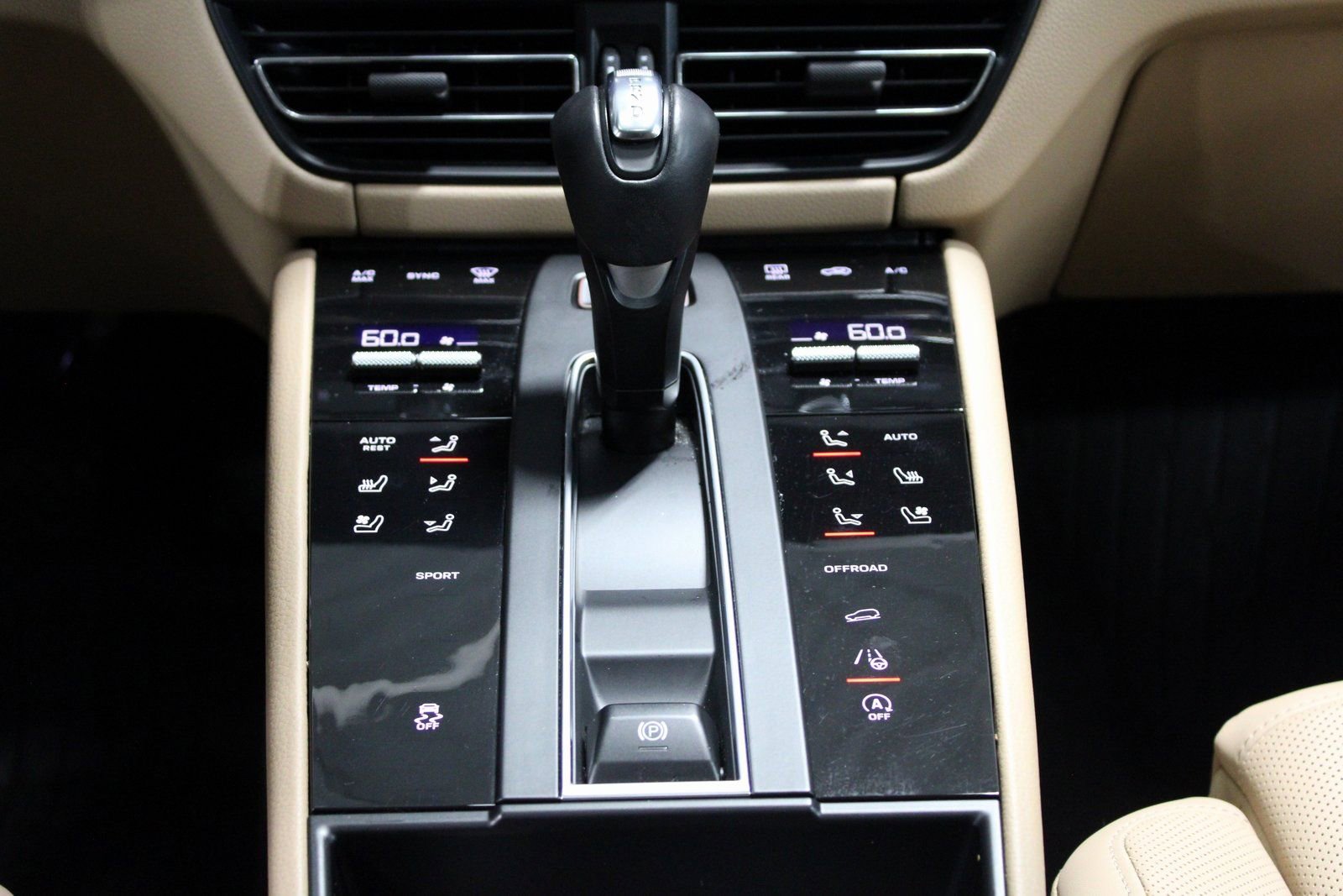 Certified 2025 Porsche Macan image 35