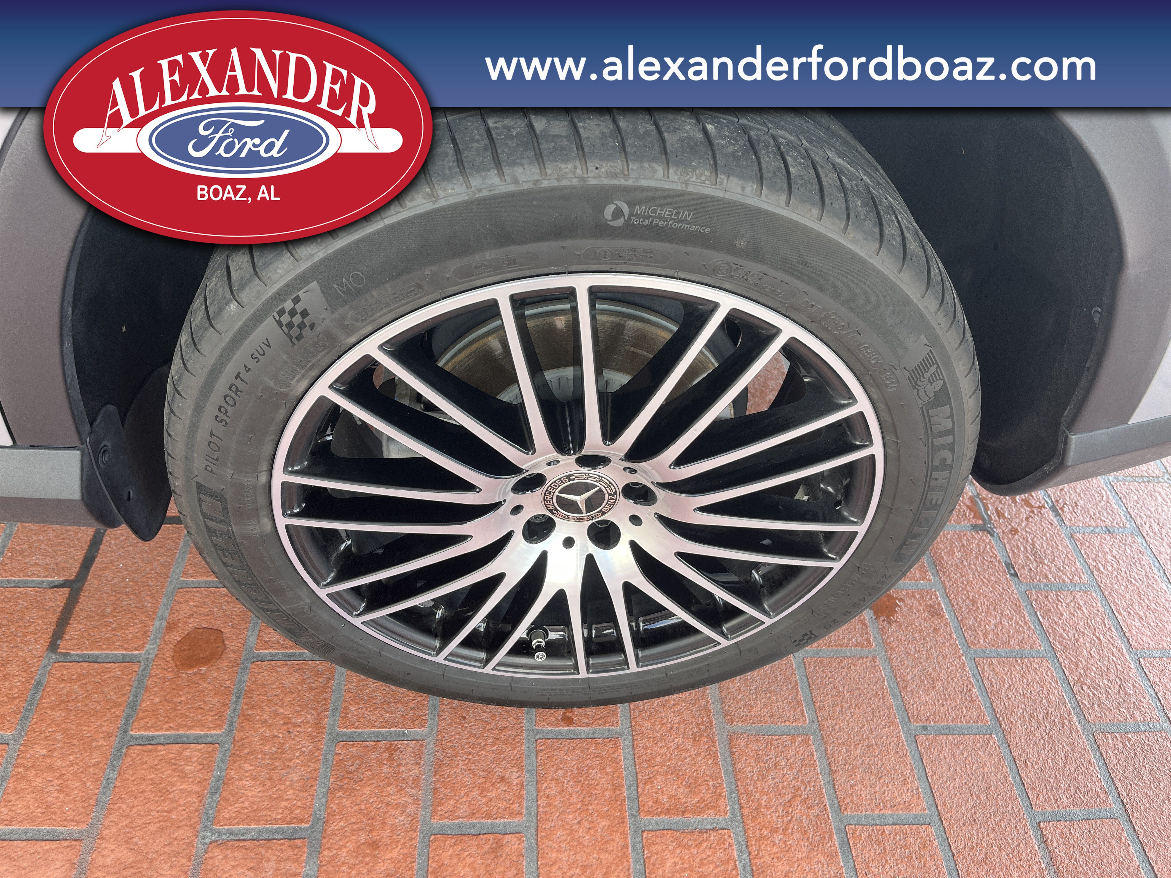 Used 2025 Mercedes-Benz GLC 300 4MATIC image 8