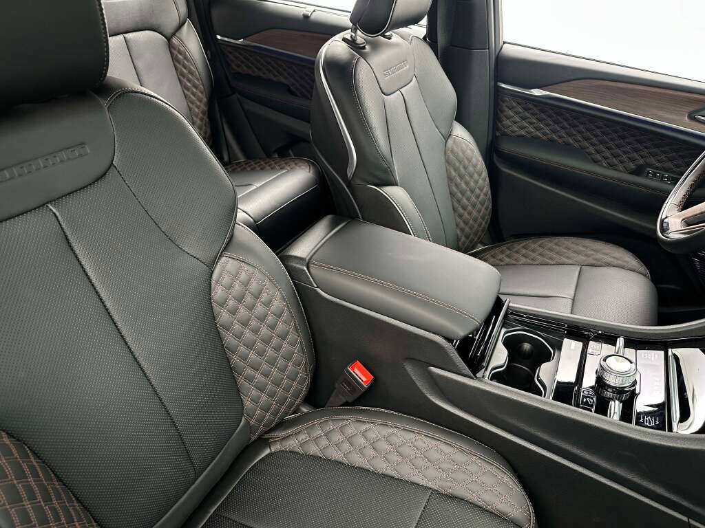 New 2025 Jeep Grand Cherokee Summit w/ Luxury Tech Group V image 18