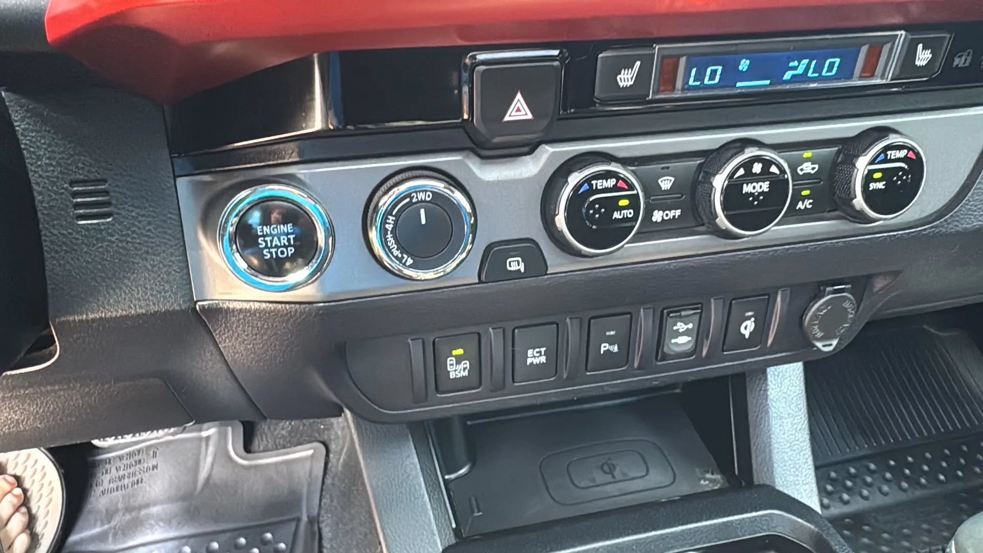 Used 2017 Toyota Tacoma TRD Off-Road w/ Premium & Technology Package AWD/4WD image 18