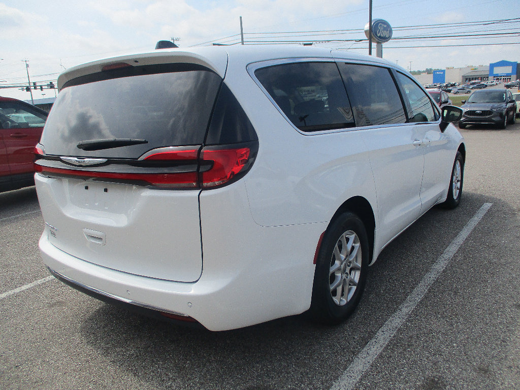 Used 2023 Chrysler Pacifica Touring-L FWD image 20