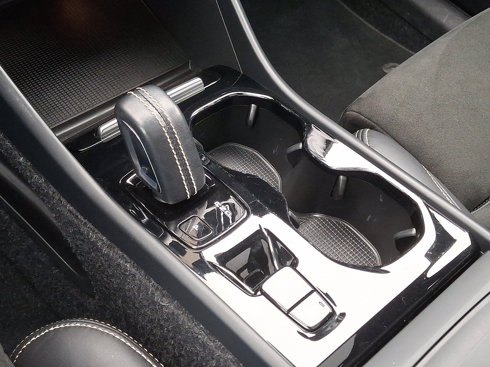 Used 2021 Volvo XC40 T5 R-Design w/ Climate Package image 16