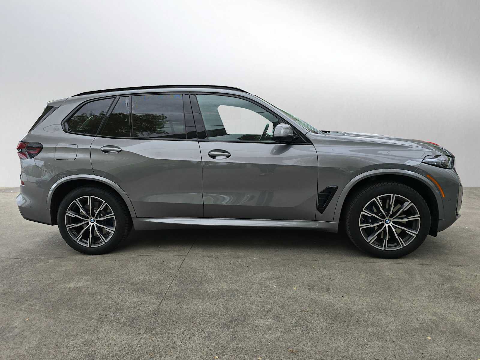 Used 2026 BMW X5 xDrive50e w/ M Sport Package AWD/4WD image 2