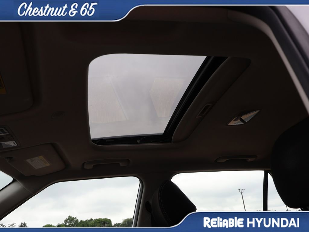 Used 2023 Hyundai Venue SEL FWD image 26