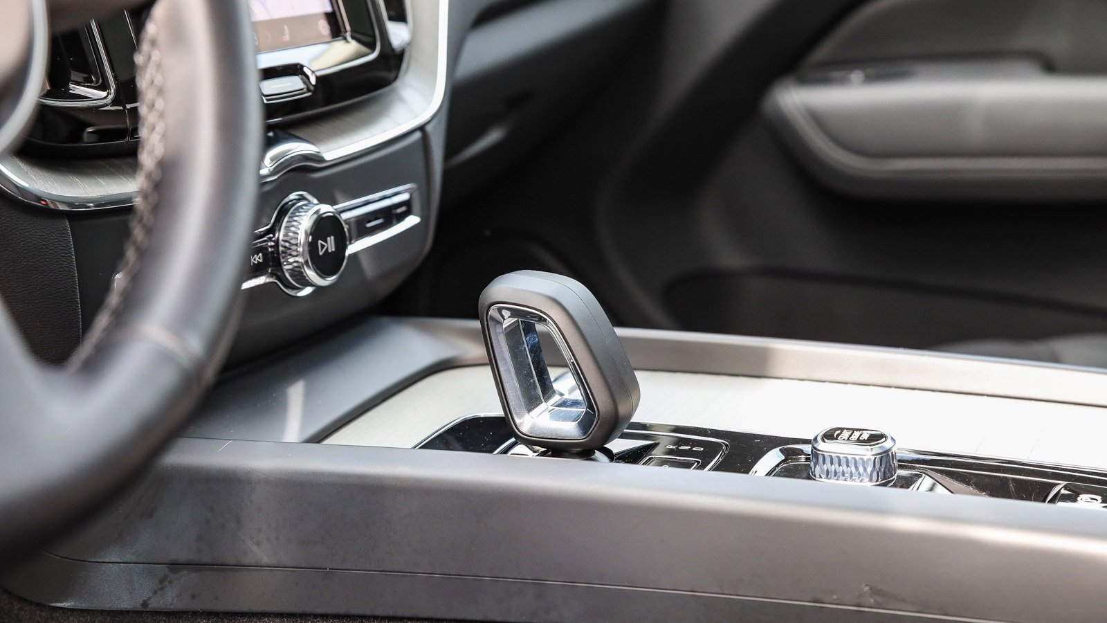 Used 2025 Volvo XC60 B5 Plus image 23