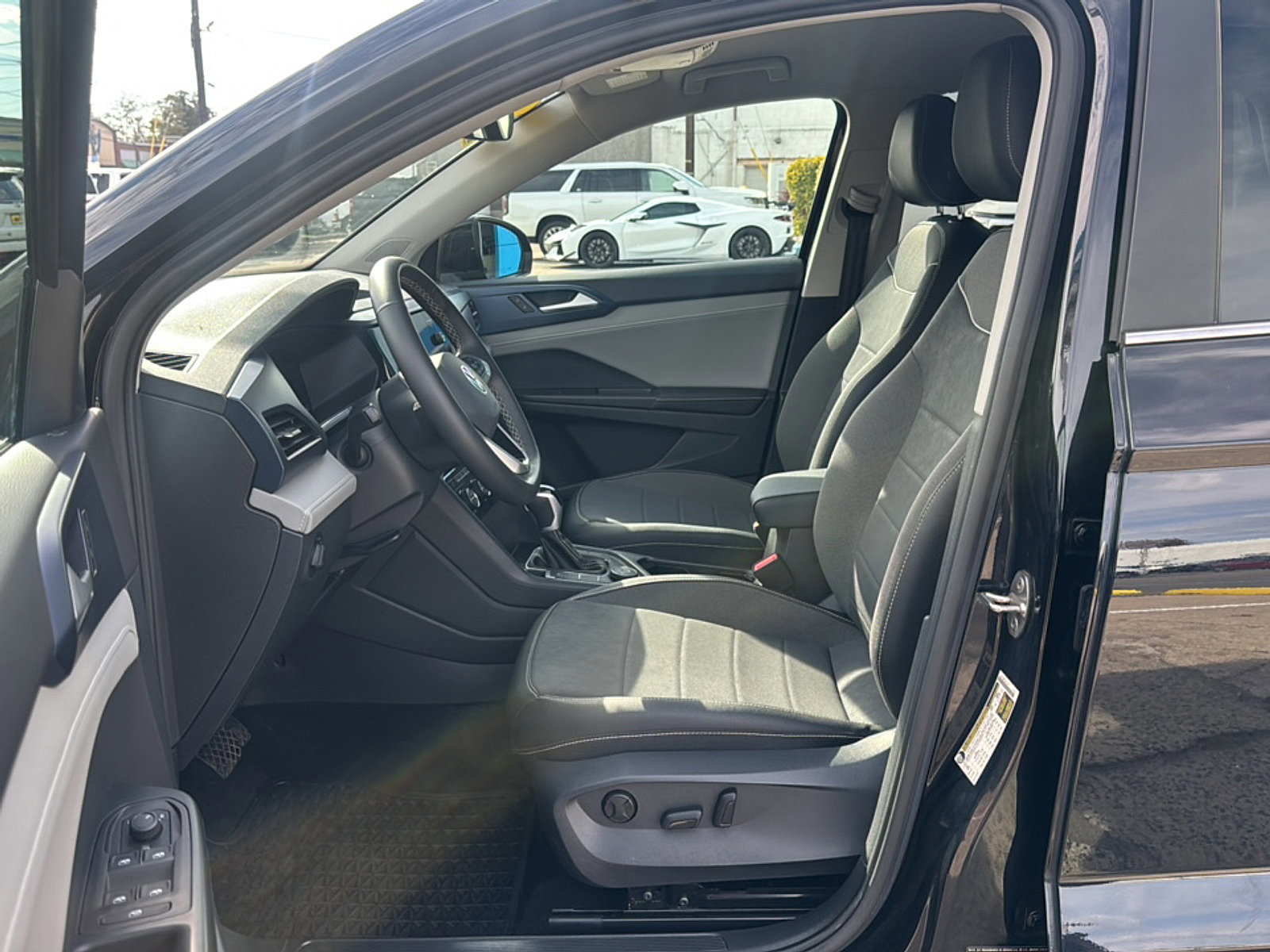 Used 2024 Volkswagen Taos SE image 11