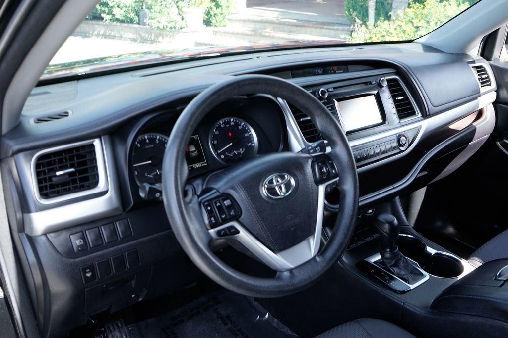 Used 2017 Toyota Highlander LE FWD image 17
