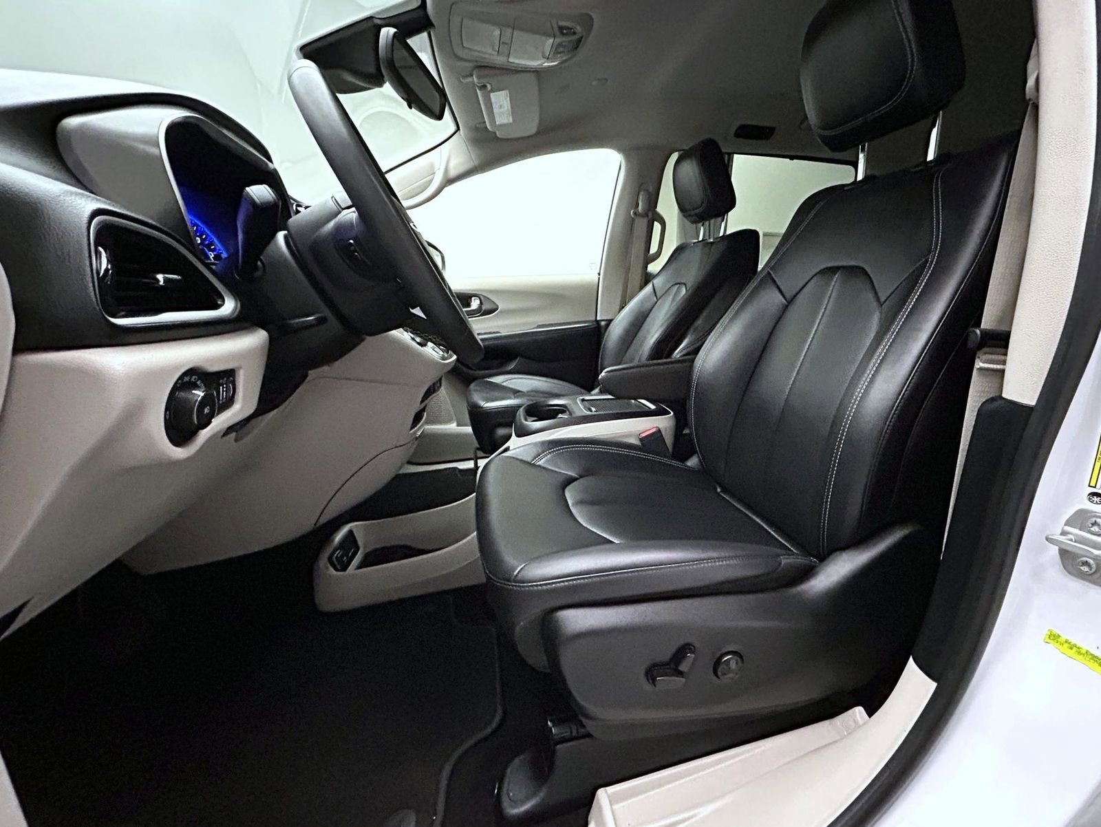 Used 2024 Chrysler Pacifica Touring-L image 10