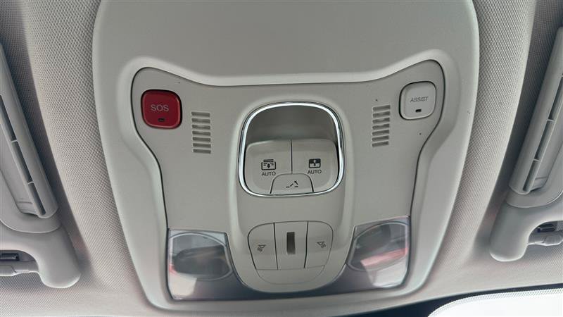 Used 2018 Jeep Renegade Latitude w/ UConnect 8.4 Nav Group AWD/4WD image 36
