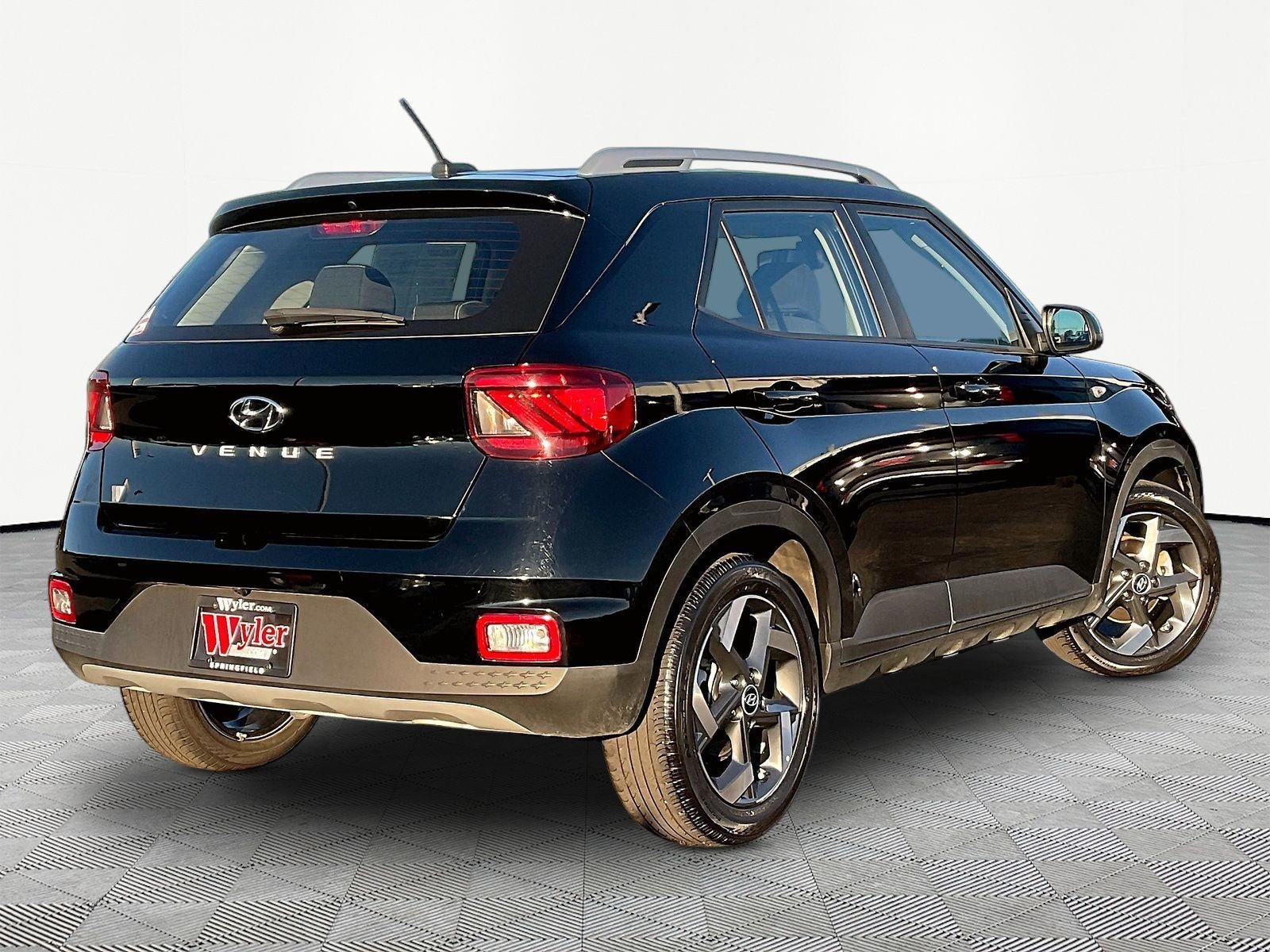 Used 2025 Hyundai Venue SEL FWD image 6
