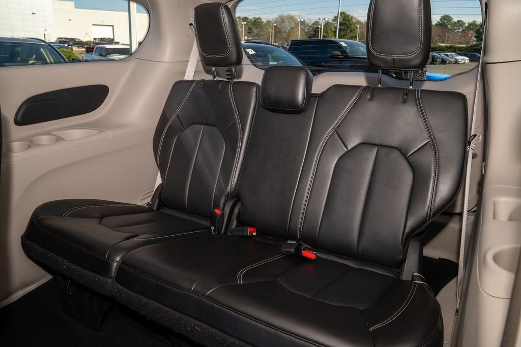 Used 2024 Chrysler Pacifica Touring-L image 8
