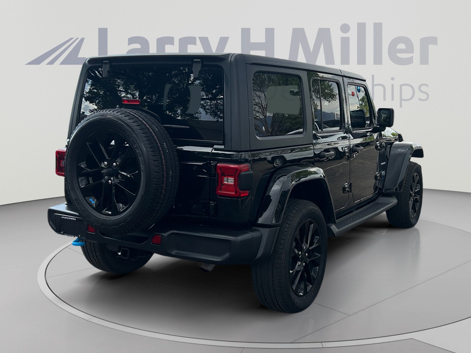 Used 2023 Jeep Wrangler Unlimited Sahara w/ Cold Weather Group AWD/4WD image 5