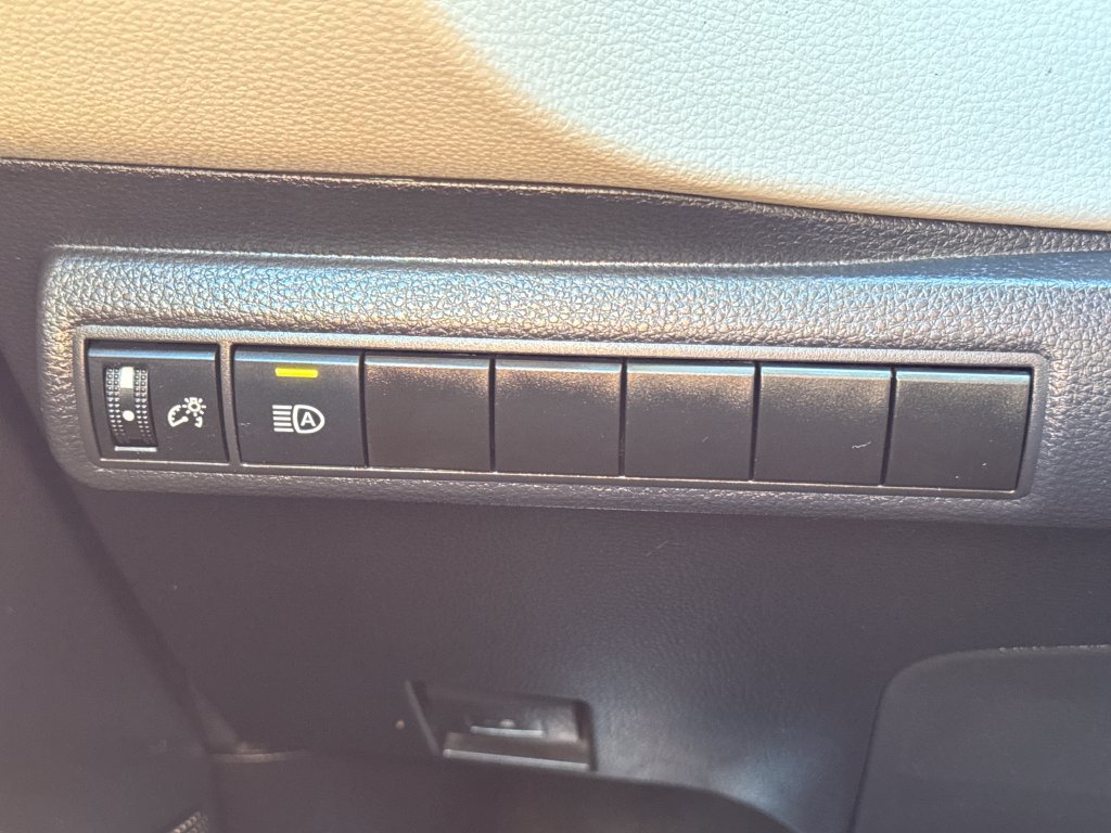 Used 2025 Toyota Corolla LE FWD image 33