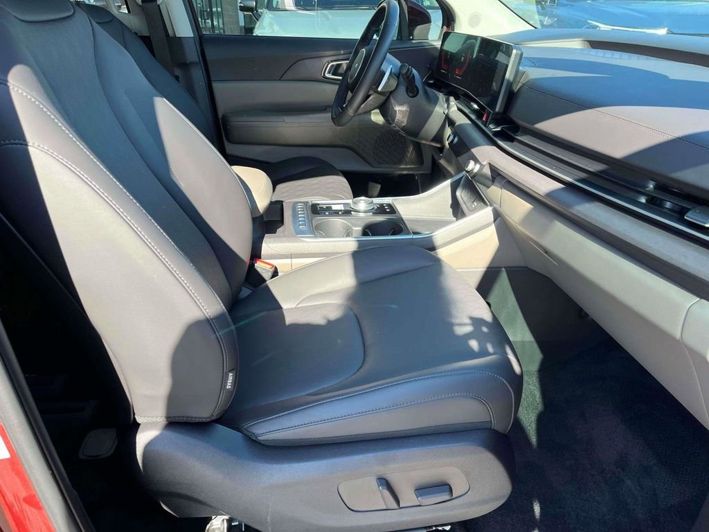 Certified 2025 Kia Carnival EX image 11