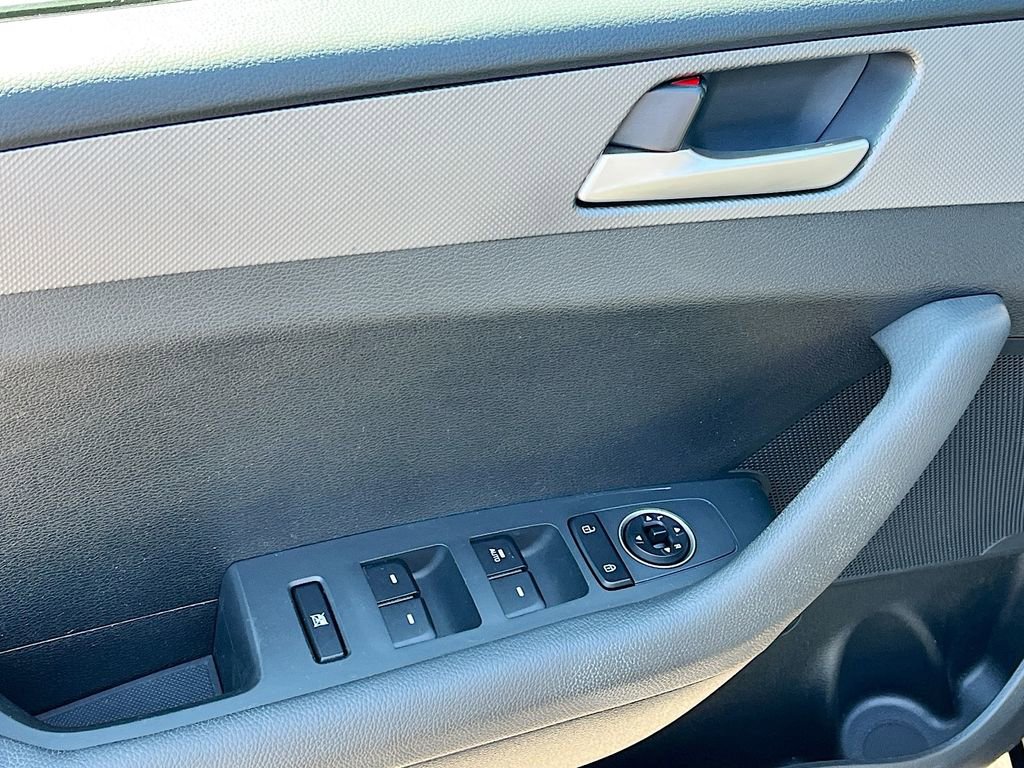 Used 2018 Hyundai Sonata SE w/ Cargo Package image 12