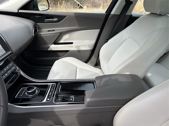Used 2019 Jaguar XE Premium image 24