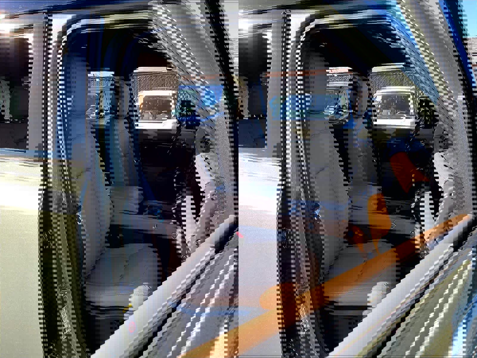 Used 2025 Land Rover Defender 110 X-Dynamic SE image 9