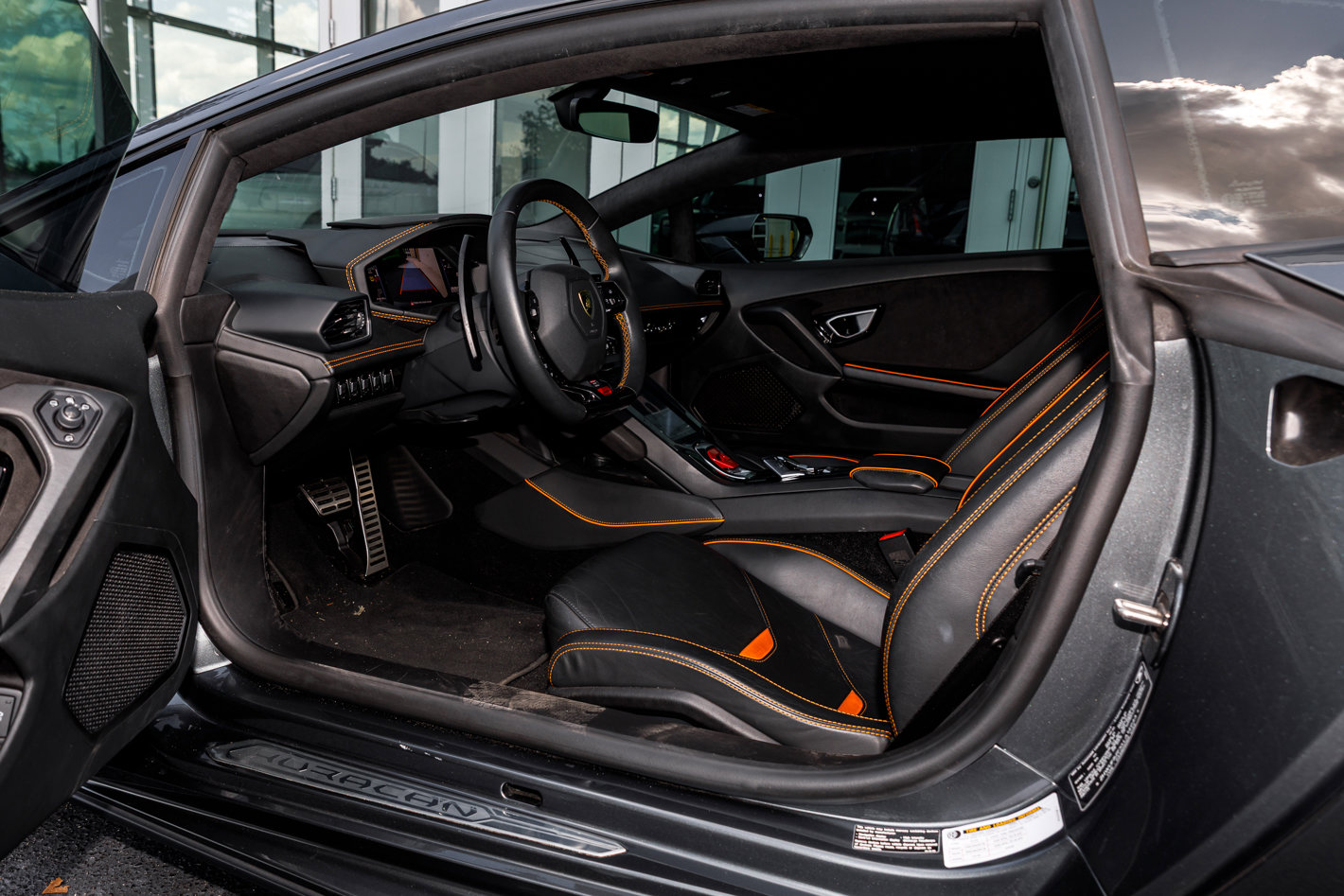 Used 2020 Lamborghini Huracan EVO RWD image 4