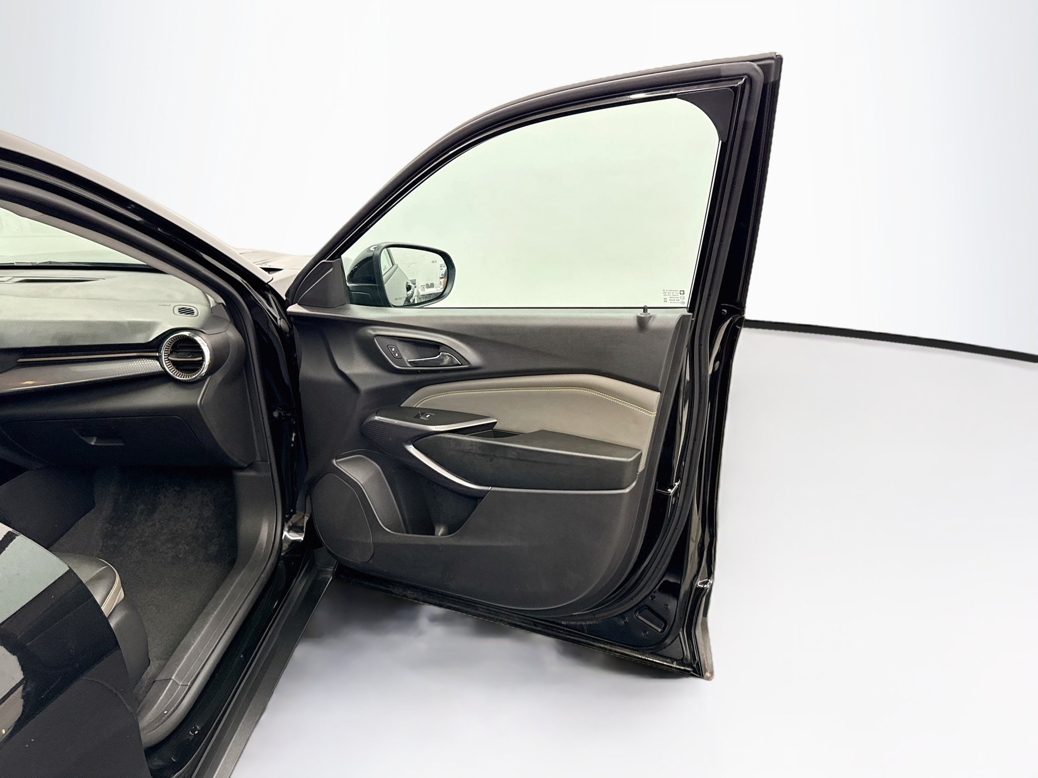 Used 2025 Chevrolet Trax ACTIV w/ Sunroof Package FWD image 31