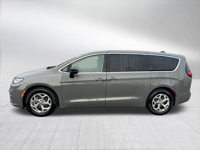 Certified 2024 Chrysler Pacifica Limited FWD image 8