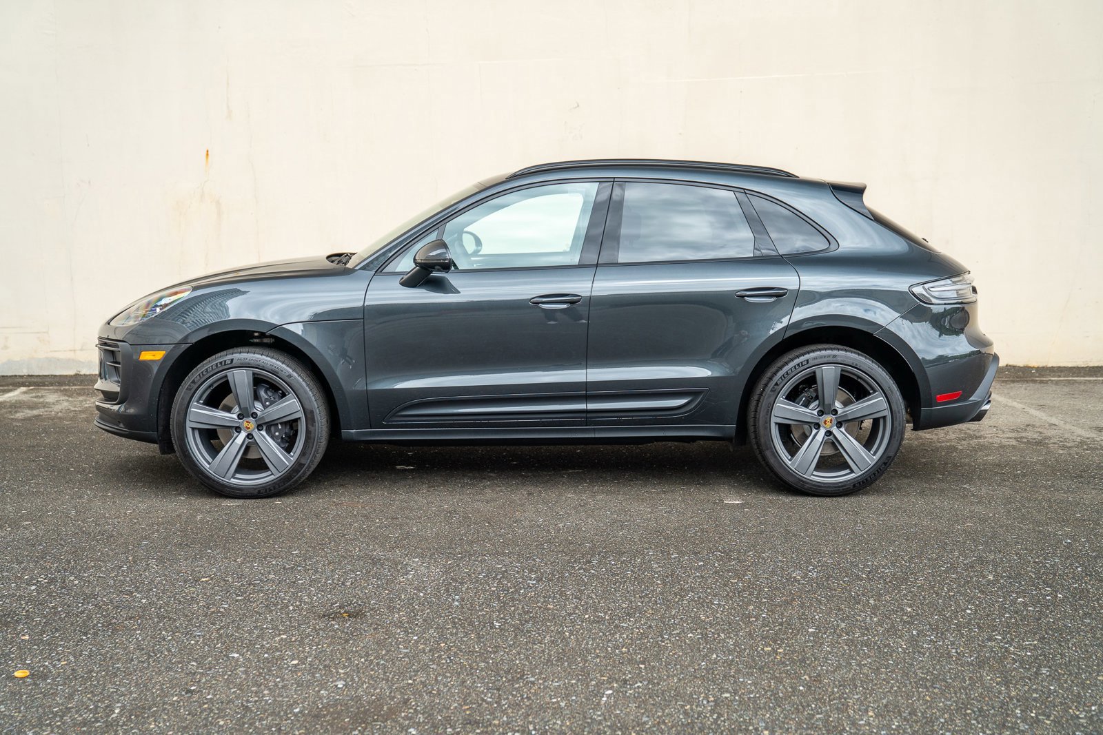 Certified 2025 Porsche Macan AWD/4WD image 2