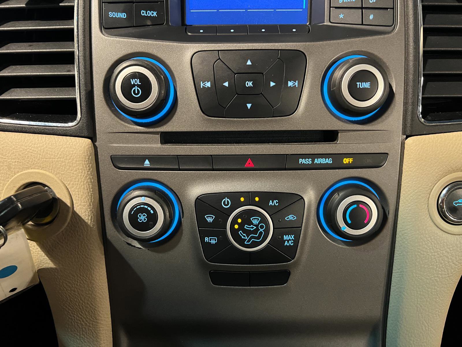 Used 2015 Ford Taurus SE image 19