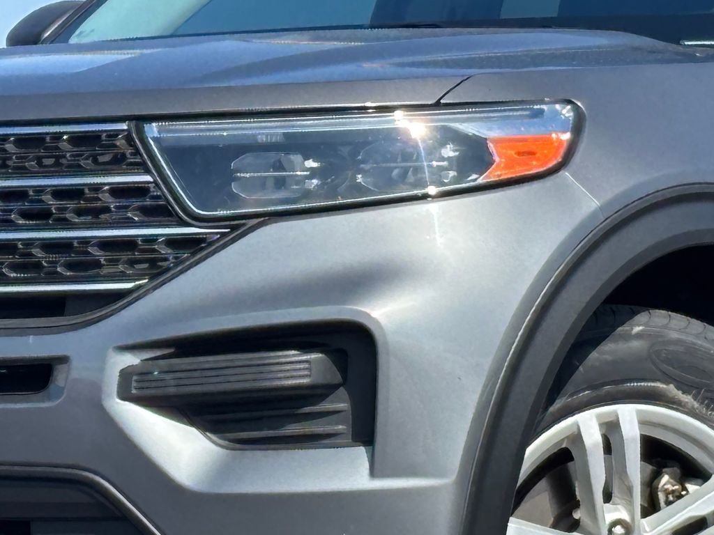 Used 2024 Ford Explorer XLT image 2