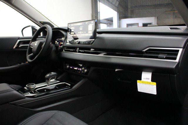 New 2026 Mitsubishi Outlander SE image 17