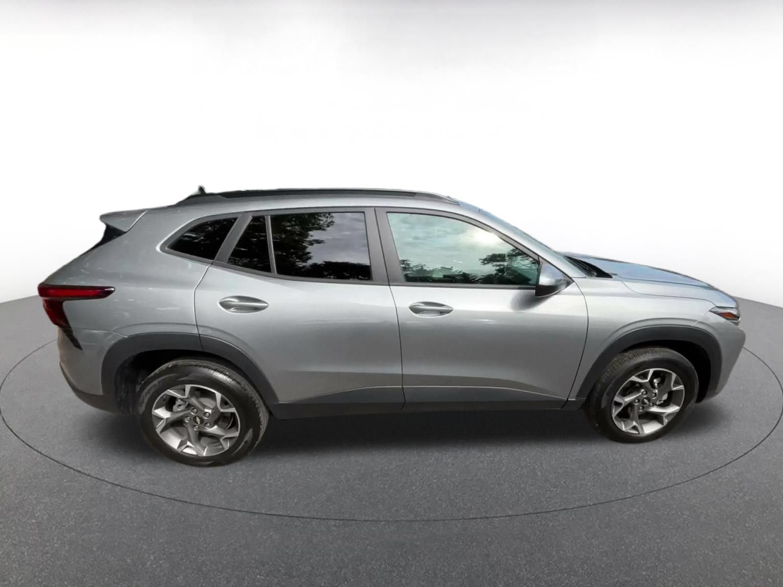 Used 2025 Chevrolet Trax LT w/ LT Convenience Package FWD image 15