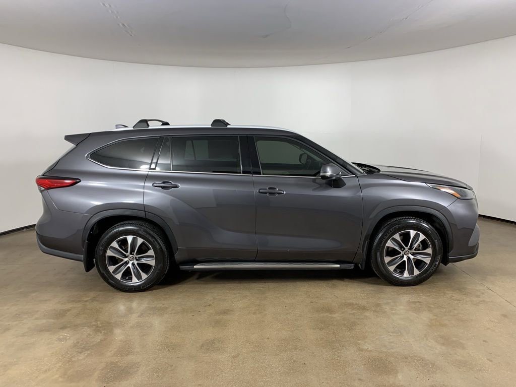 Used 2022 Toyota Highlander XLE FWD image 7