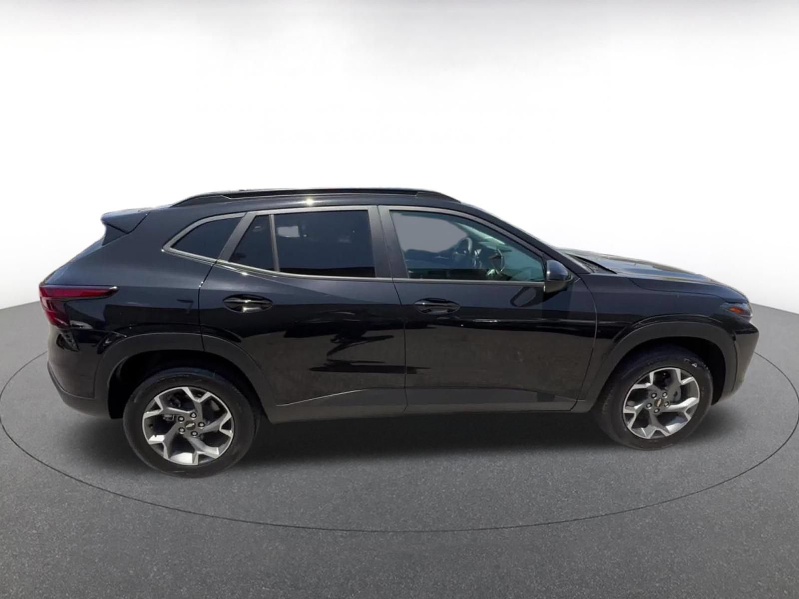 Used 2025 Chevrolet Trax LT FWD image 16