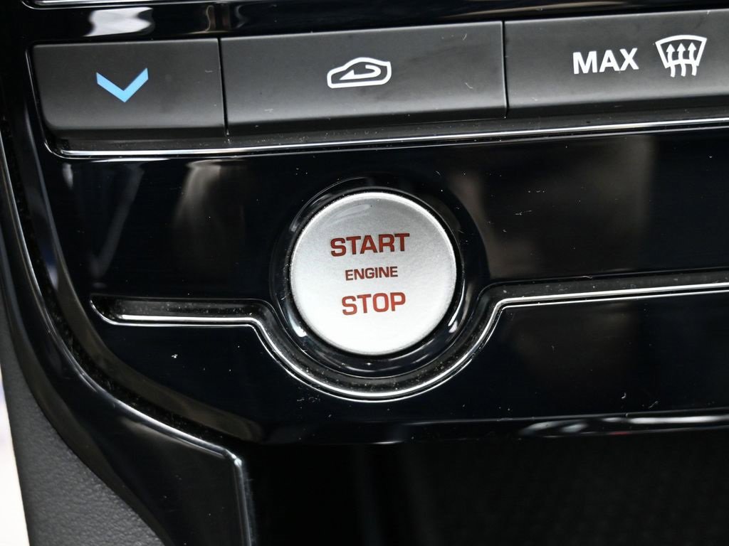 Used 2017 Jaguar XE Premium image 34