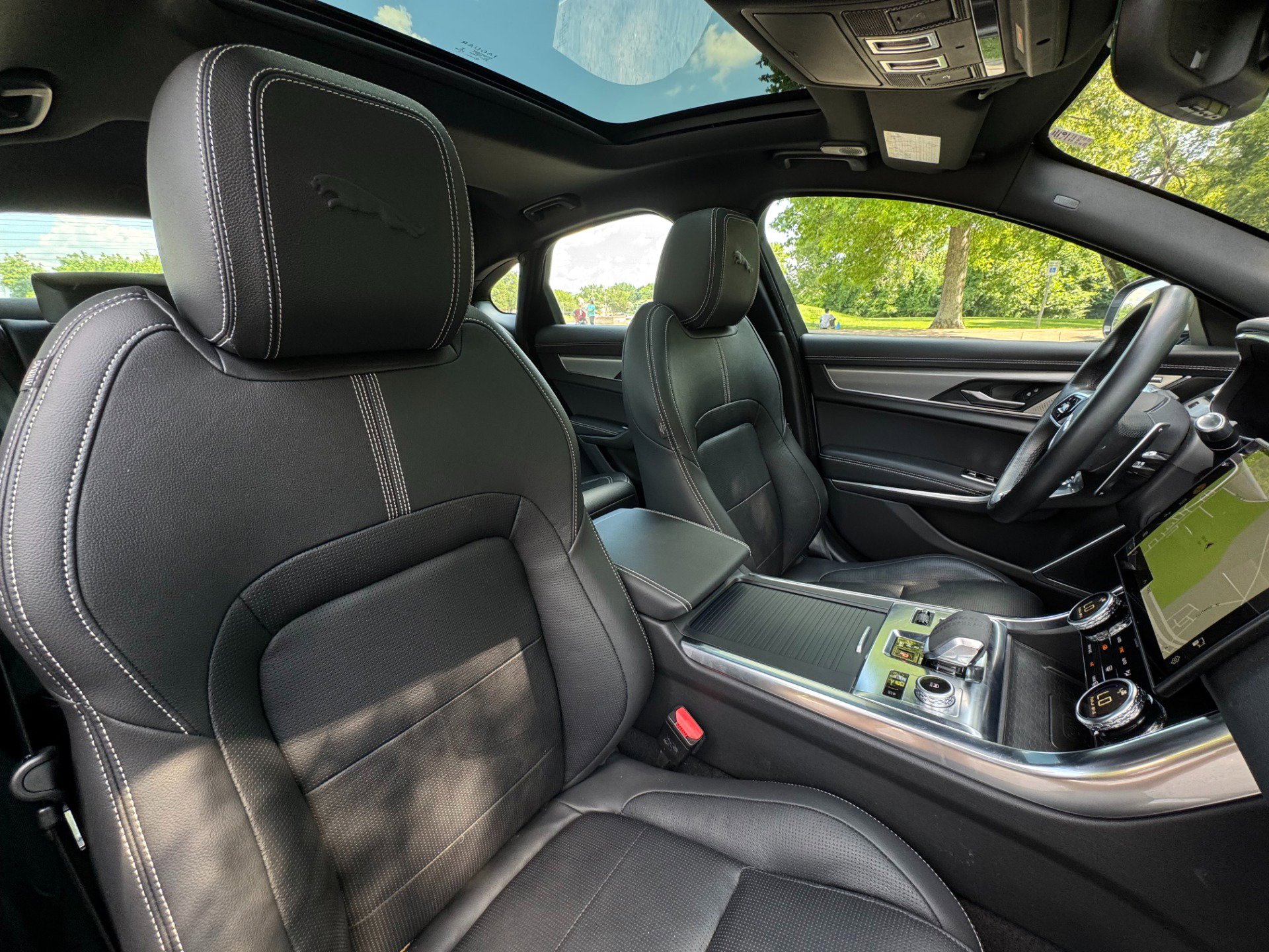 Used 2021 Jaguar XF R-Dynamic SE image 23