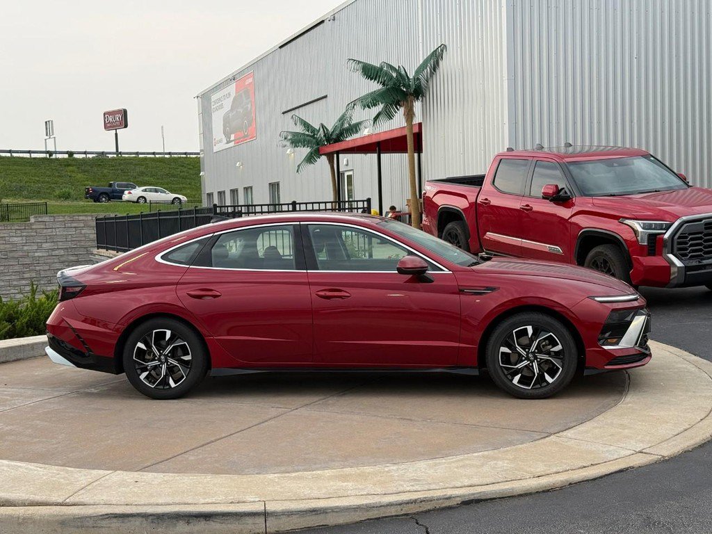 Used 2024 Hyundai Sonata SEL FWD image 2