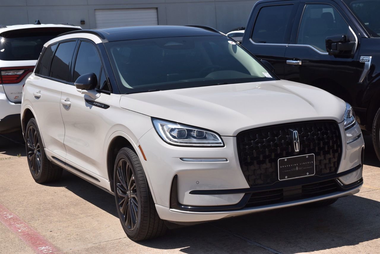 New 2024 Lincoln Corsair Reserve w/ Equipment Group 201A FWD image 3