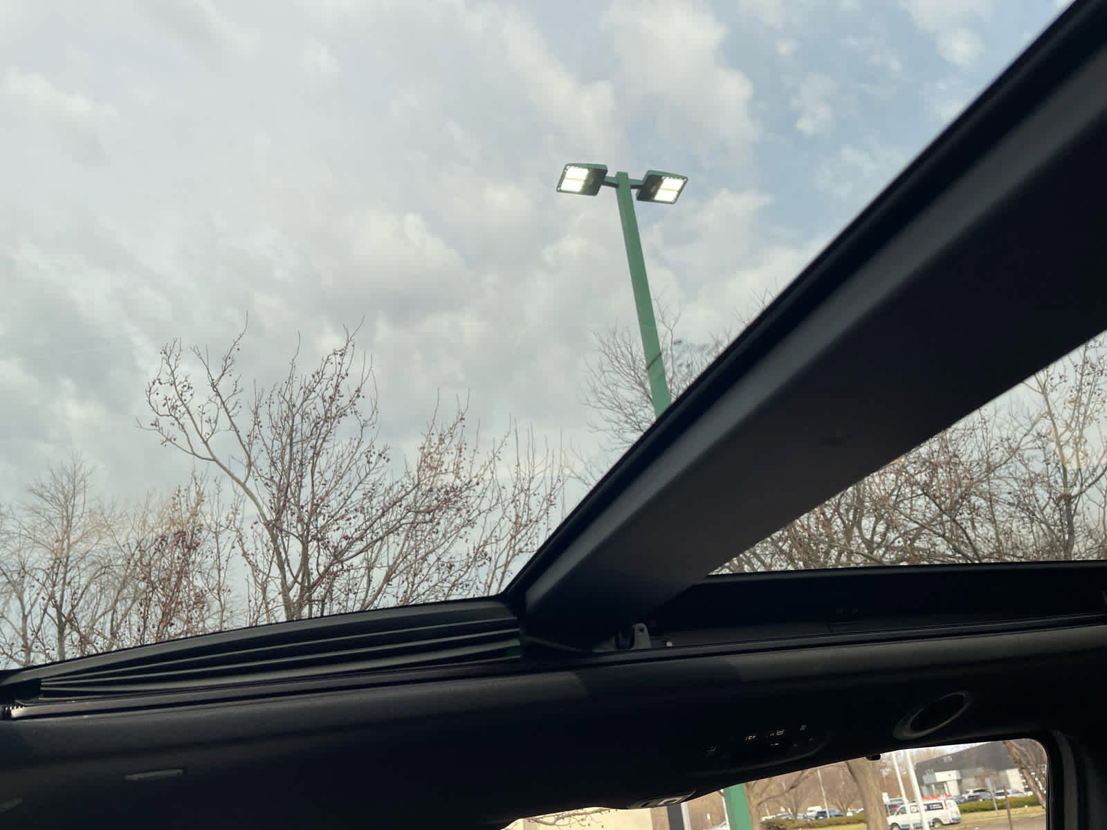 Used 2020 Chrysler Pacifica Limited w/ Tire & Wheel Group image 10