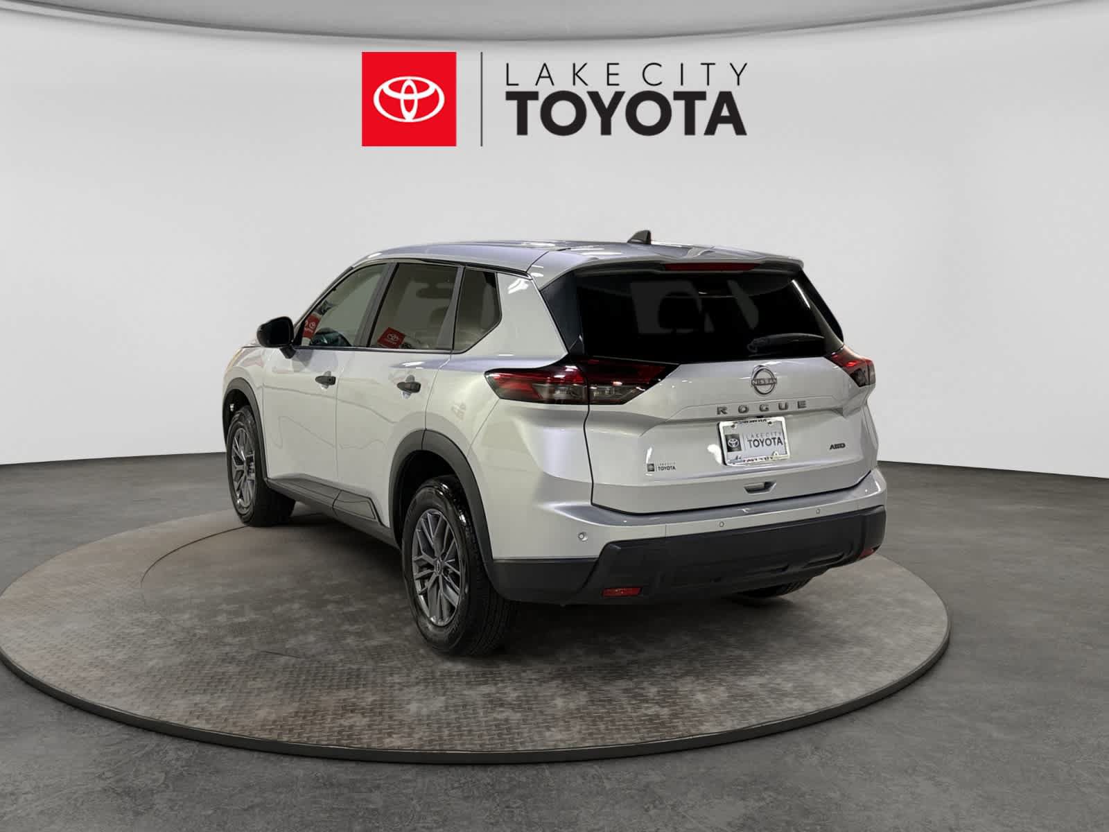 Used 2024 Nissan Rogue S AWD/4WD image 5