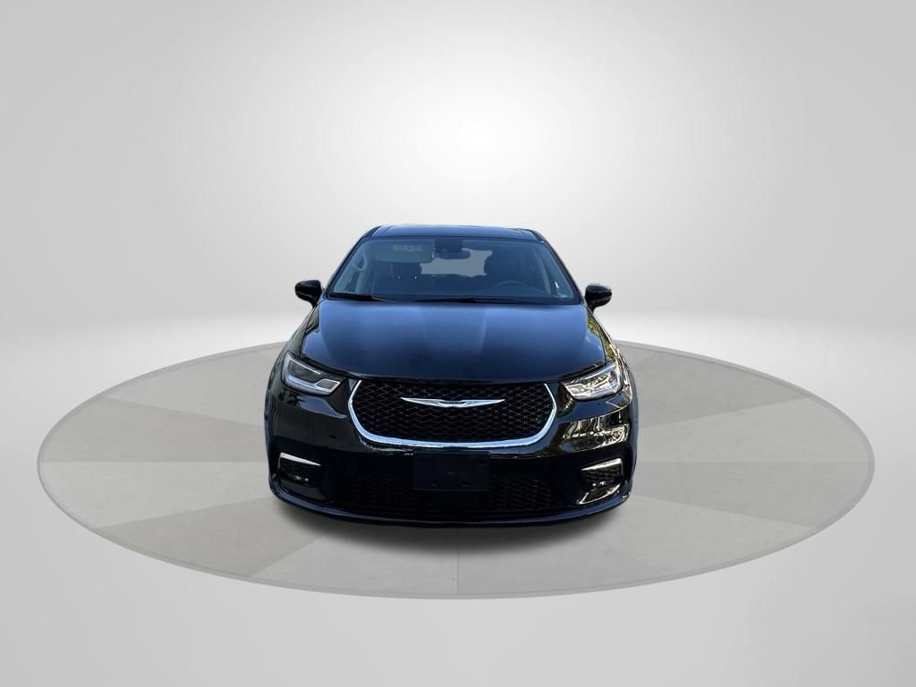 Certified 2024 Chrysler Pacifica Touring-L image 2