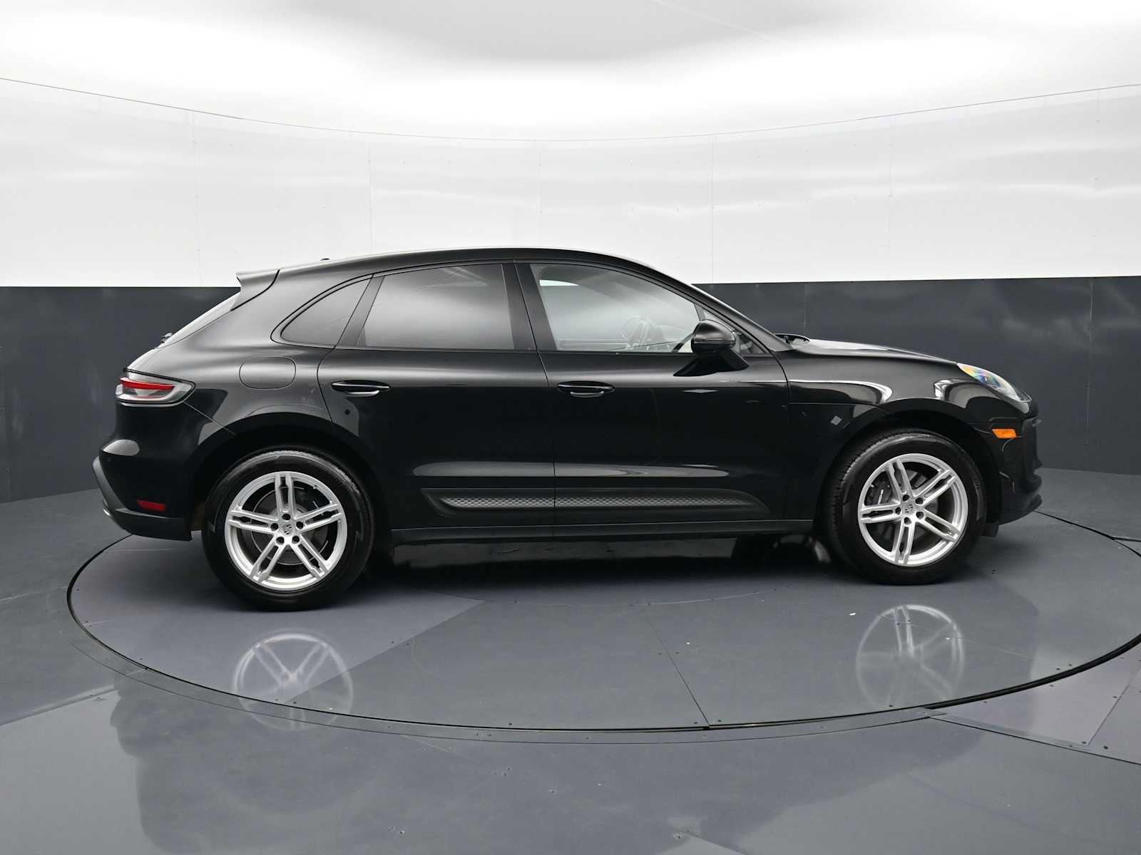 Certified 2024 Porsche Macan AWD/4WD image 24