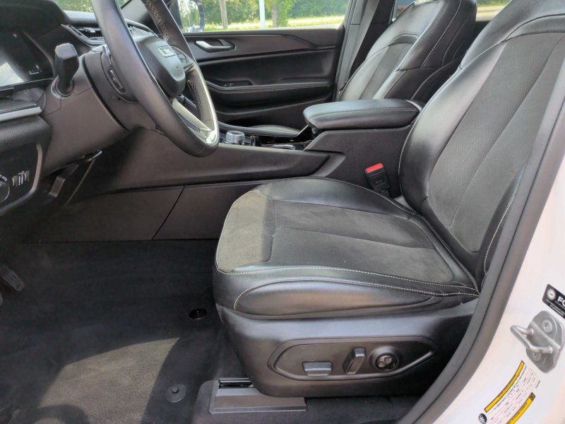 Used 2023 Jeep Grand Cherokee Altitude AWD/4WD image 5