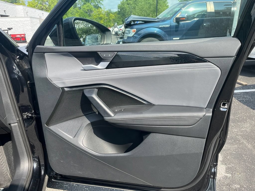 Certified 2025 Volkswagen Tiguan SE w/ Panoramic Sunroof Package AWD/4WD image 12