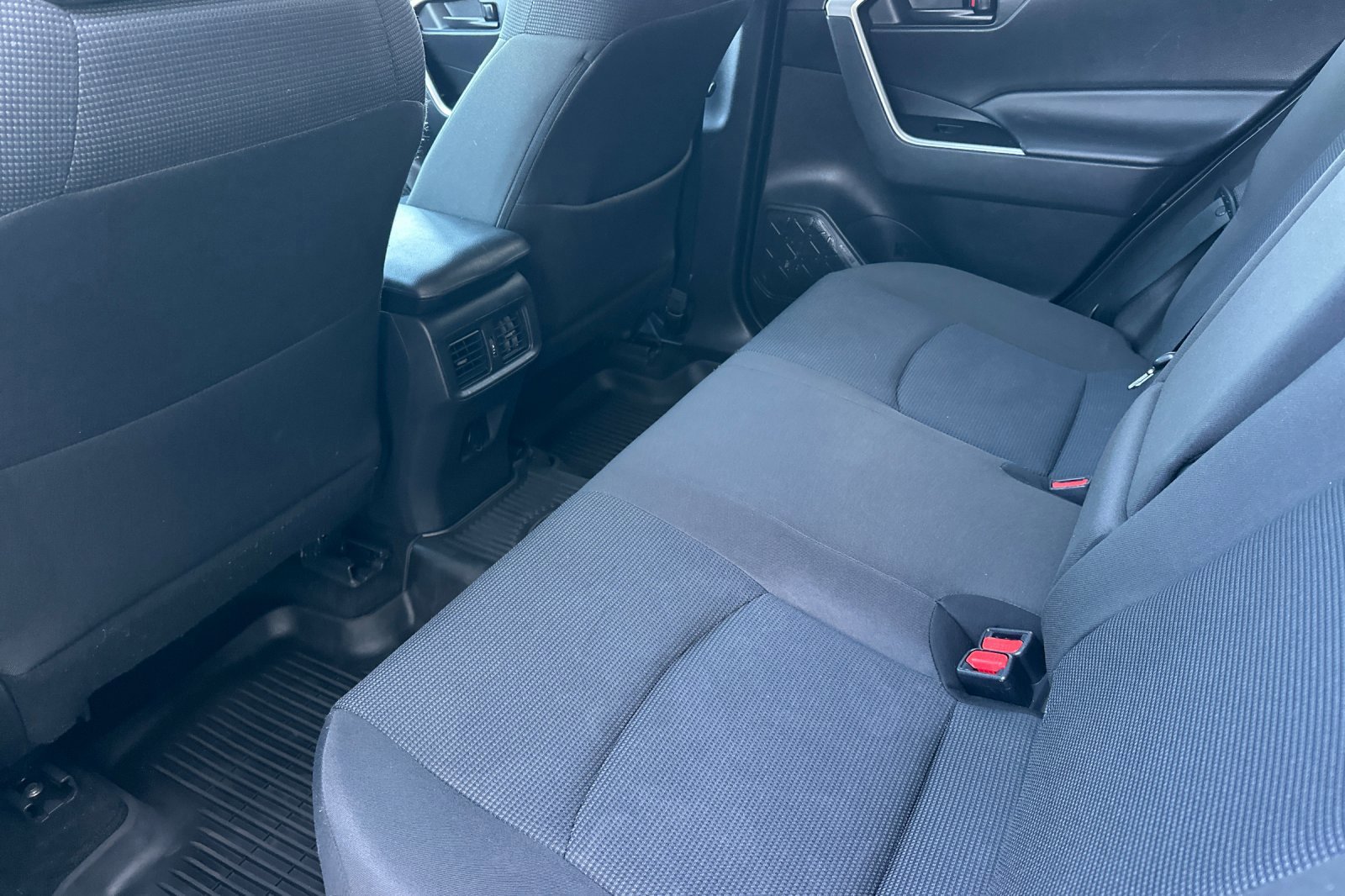 Used 2022 Toyota RAV4 LE image 12