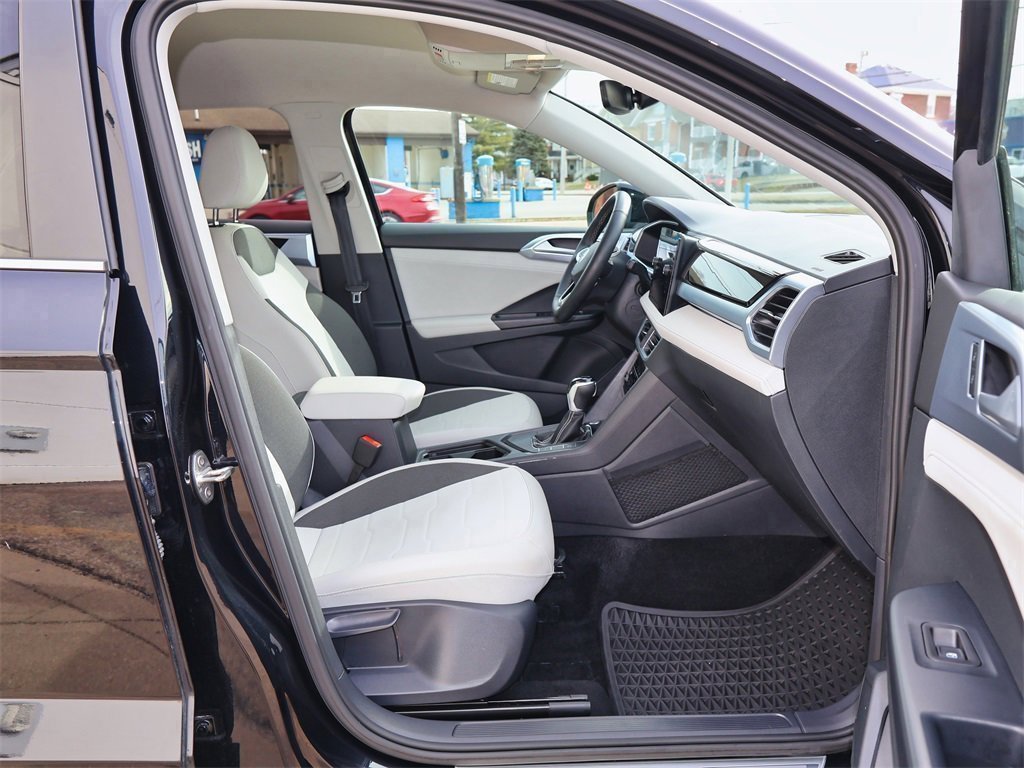 Certified 2025 Volkswagen Taos SE image 27