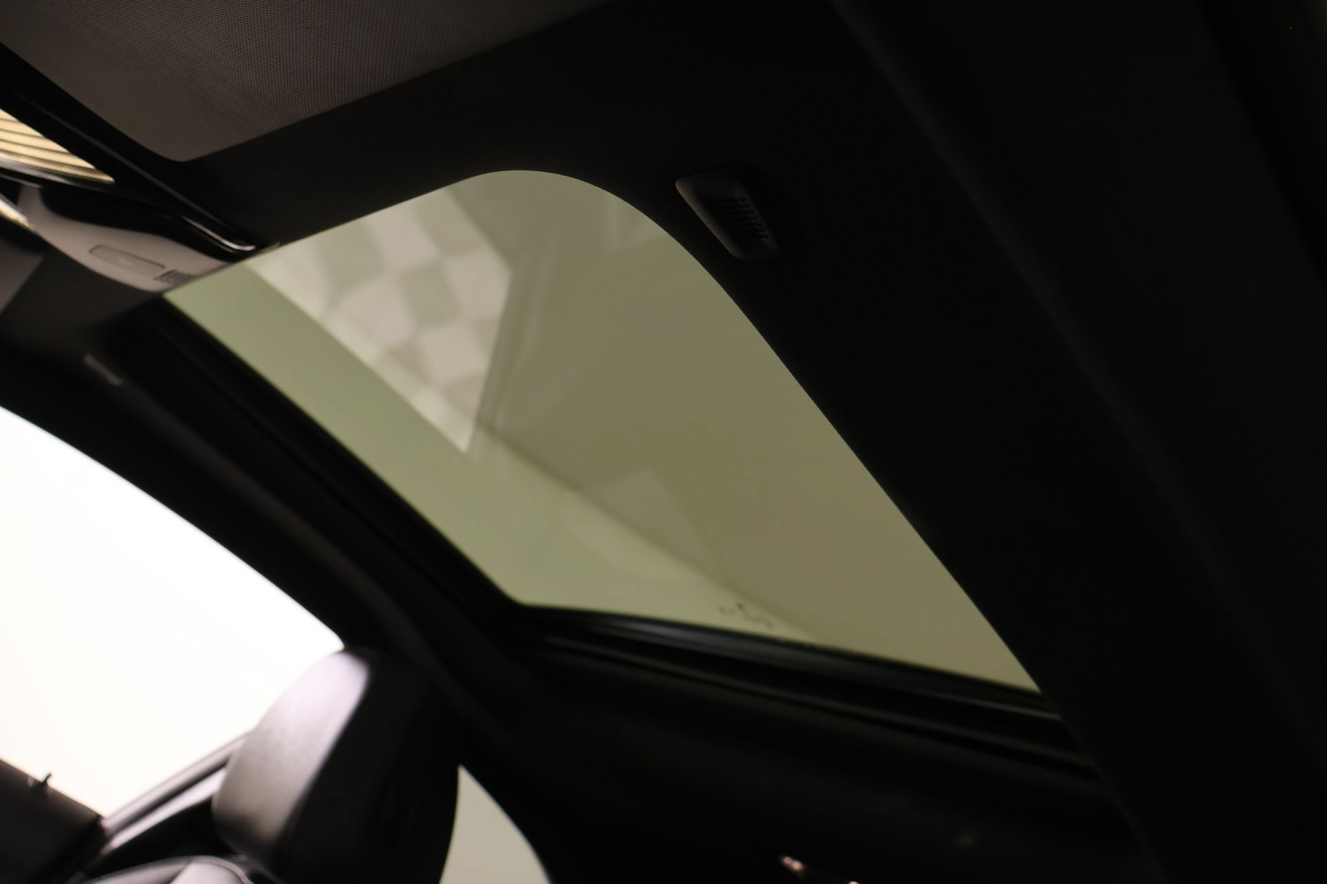 Used 2024 BMW 230i Coupe w/ Premium Package RWD image 17
