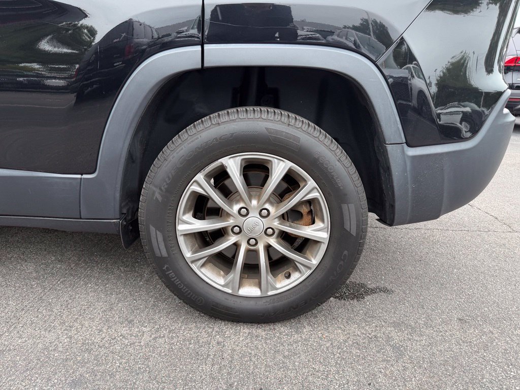 Used 2019 Jeep Cherokee Latitude Plus w/ Cold Weather Group AWD/4WD image 26