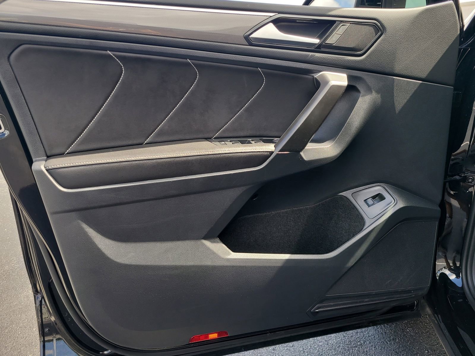 Used 2024 Volkswagen Tiguan SE R-Line image 13