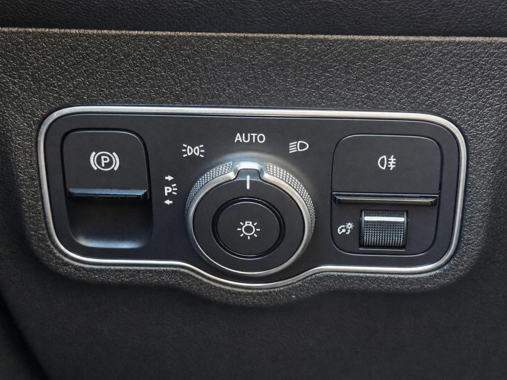 Used 2022 Mercedes-Benz GLB 250 4MATIC image 37