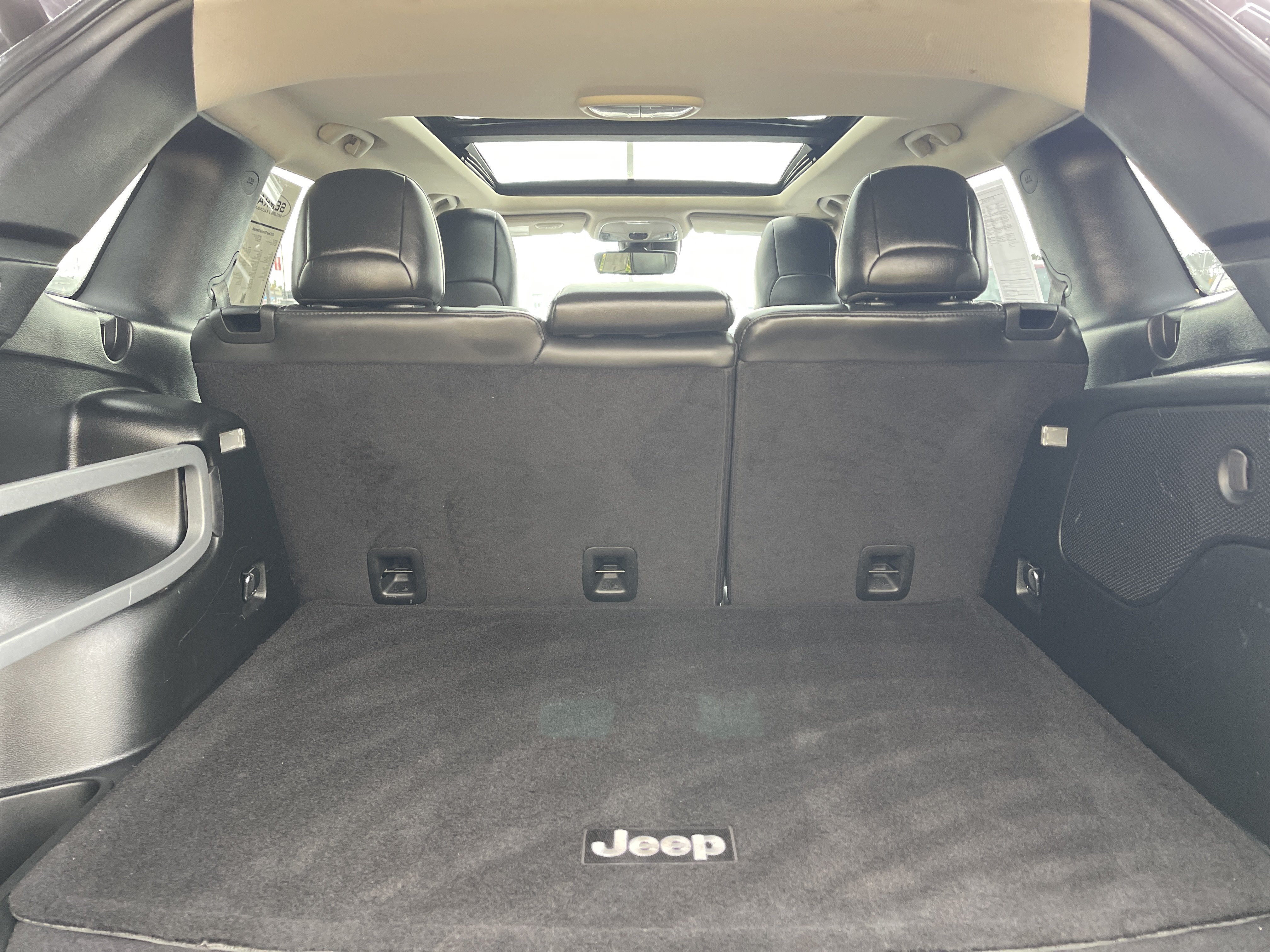 Used 2018 Jeep Cherokee Overland w/ Technology Group AWD/4WD image 9