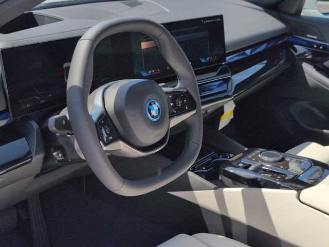 New 2026 BMW i5 eDrive40 w/ Premium Package image 3
